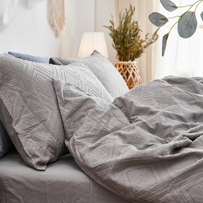 91家纺网 家纺一手货源 找家纺 贝尔 PELLHOME 日式北欧民宿大剪花水洗棉全棉四件套场景二（春节不打烊)（可抖音代发） 浅灰