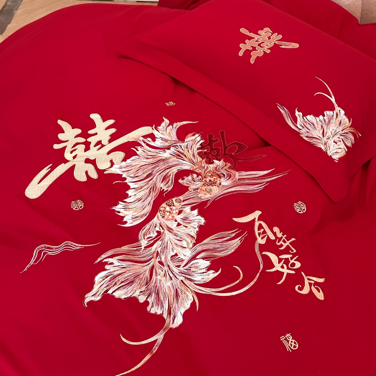 91家纺网 家纺一手货源 找家纺 火麒麟家纺 2025新款亲肤棉婚庆刺绣四件套 锦有你