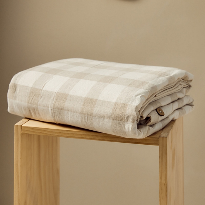 91家纺网 家纺一手货源 找家纺 （总）贝尔 PELLHOME 简约格子纽扣棉麻透气舒适亚麻四件套床单被套场景一（可抖音代发）