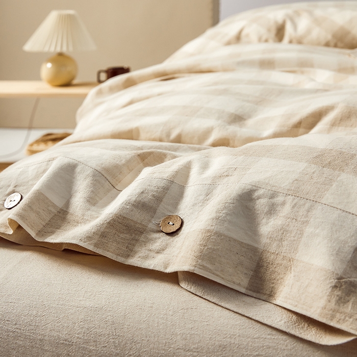 91家纺网 家纺一手货源 找家纺 （总）贝尔 PELLHOME 简约格子纽扣棉麻透气舒适亚麻四件套床单被套场景一（可抖音代发）