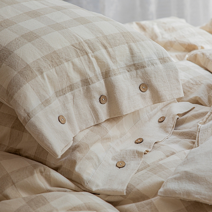 91家纺网 家纺一手货源 找家纺 （总）贝尔 PELLHOME 简约格子纽扣棉麻透气舒适亚麻四件套床单被套场景二（可抖音代发）