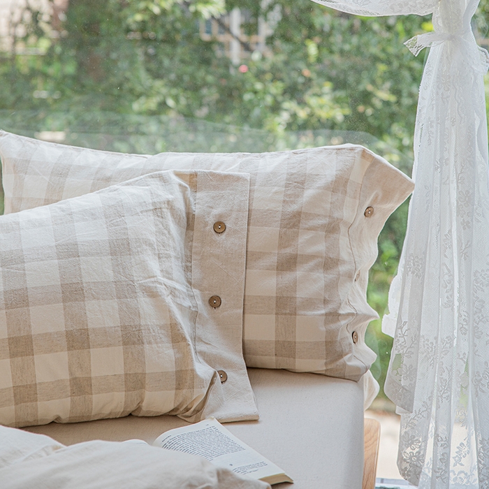 91家纺网 家纺一手货源 找家纺 （总）贝尔 PELLHOME 简约格子纽扣棉麻透气舒适亚麻四件套床单被套场景二（可抖音代发）