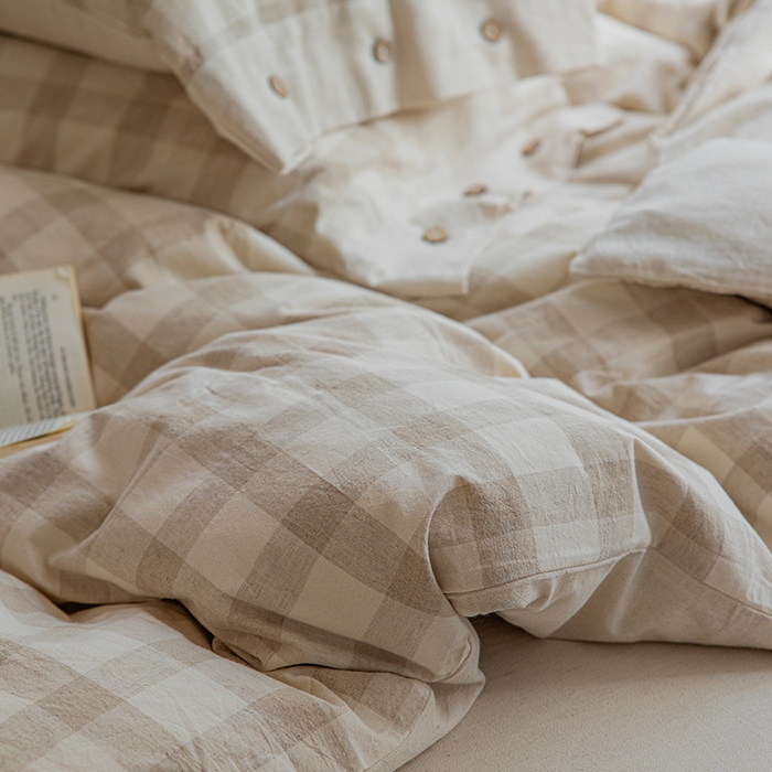 91家纺网 家纺一手货源 找家纺 贝尔 PELLHOME 简约格子纽扣棉麻透气舒适亚麻四件套床单被套场景二（可抖音代发） 曲奇咖