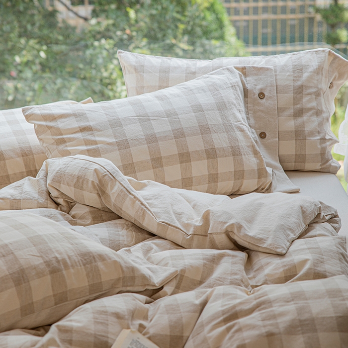 91家纺网 家纺一手货源 找家纺 贝尔 PELLHOME 简约格子纽扣棉麻透气舒适亚麻四件套床单被套场景二（可抖音代发） 曲奇咖