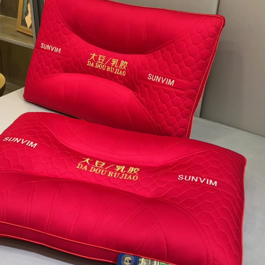 91家纺网 家纺一手货源 找家纺 （总）仁宇枕业 2025新款新品 大红婚庆结婚庆婚礼喜庆情侣枕头大红大豆乳胶功能枕头枕芯