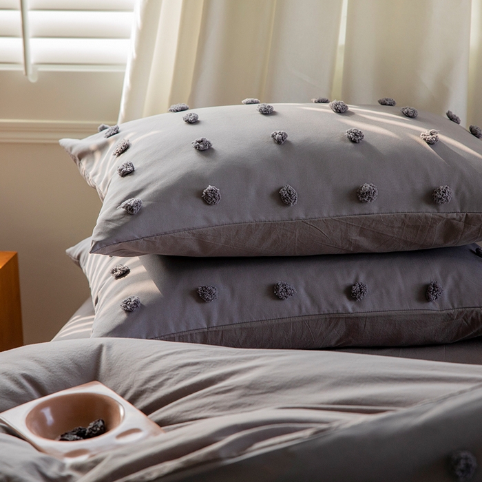 91家纺网 家纺一手货源 找家纺 贝尔 PELLHOME 复古风毛球剪花日式简约套件全棉水洗棉纯素色四件套（春节不打烊) 球球-绅士灰