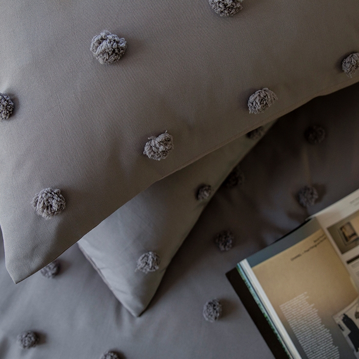 91家纺网 家纺一手货源 找家纺 贝尔 PELLHOME 复古风毛球剪花日式简约套件全棉水洗棉纯素色四件套（春节不打烊) 球球-绅士灰