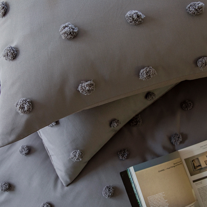 91家纺网 家纺一手货源 找家纺 贝尔 PELLHOME 复古风毛球剪花日式简约套件全棉水洗棉纯素色四件套（春节不打烊) 球球-绅士灰