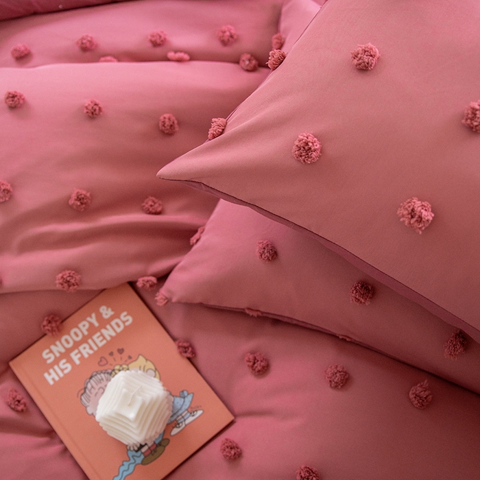 91家纺网 家纺一手货源 找家纺 贝尔 PELLHOME 复古风毛球剪花日式简约套件全棉水洗棉纯素色四件套（春节不打烊) 球球-嫣红