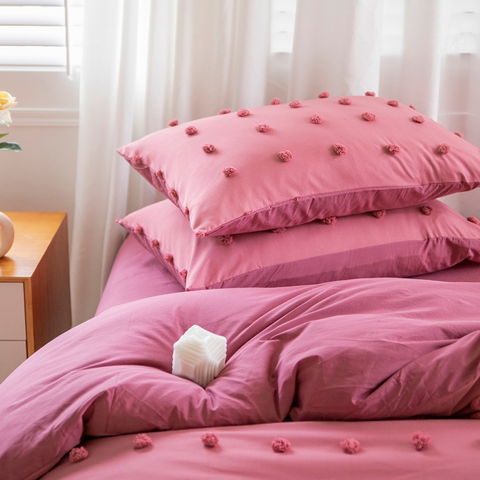 91家纺网 家纺一手货源 找家纺 贝尔 PELLHOME 复古风毛球剪花日式简约套件全棉水洗棉纯素色四件套（春节不打烊) 球球-嫣红