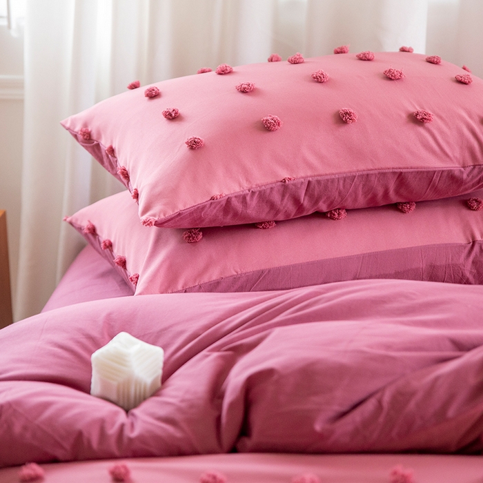 91家纺网 家纺一手货源 找家纺 贝尔 PELLHOME 复古风毛球剪花日式简约套件全棉水洗棉纯素色四件套（春节不打烊) 球球-嫣红