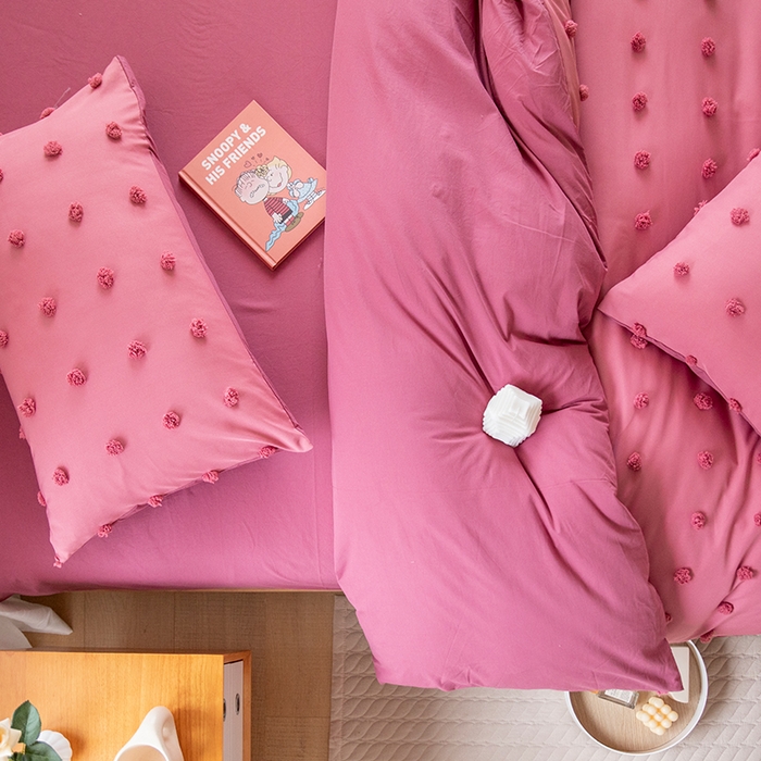 91家纺网 家纺一手货源 找家纺 贝尔 PELLHOME 复古风毛球剪花日式简约套件全棉水洗棉纯素色四件套（春节不打烊) 球球-嫣红