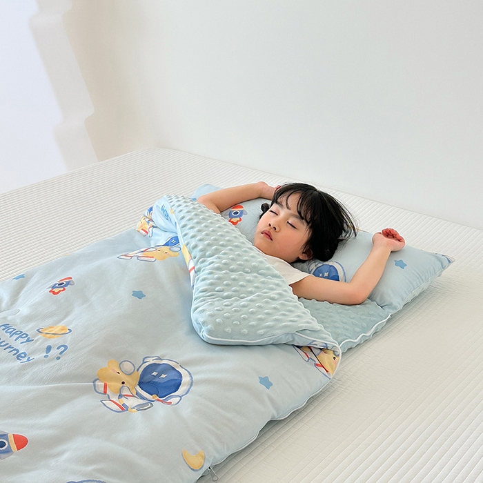 91家纺网 家纺一手货源 找家纺 嗨生活 2025秋冬加厚儿童睡袋全棉+豆豆绒一体防踢被儿童睡袋 开心宇航员