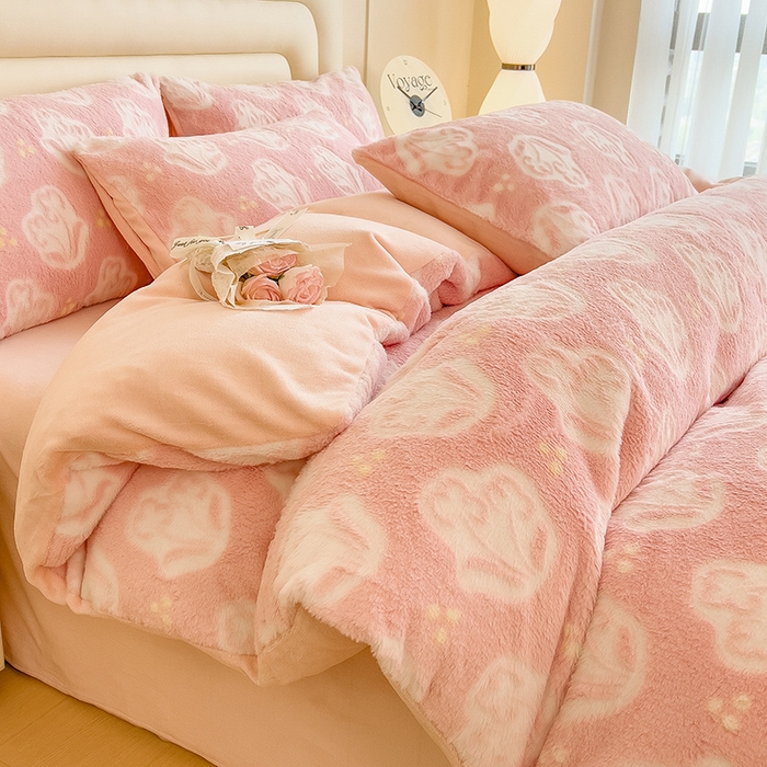 91家纺网 家纺一手货源 找家纺 （总）摩妮卡 2025新款A类加厚兔毛雕花牛奶绒四件套