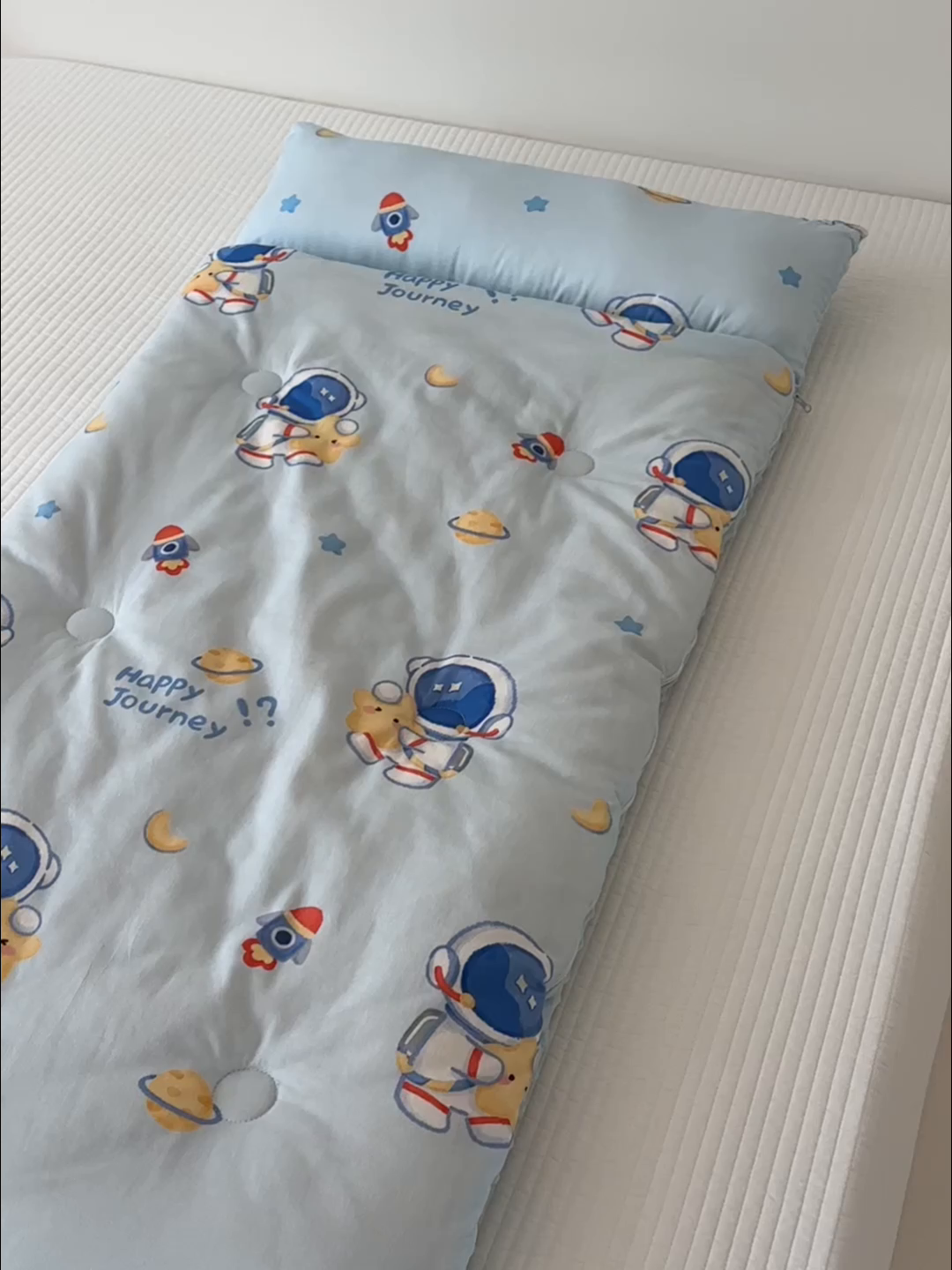 91家纺网 家纺一手货源 找家纺 嗨生活 2025秋冬加厚儿童睡袋全棉+豆豆绒一体防踢被儿童睡袋 开心宇航员