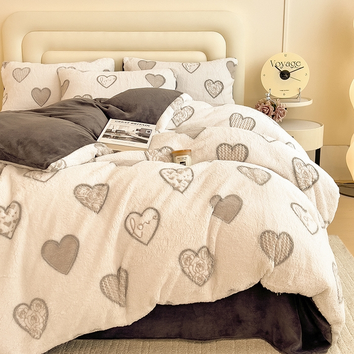 91家纺网 家纺一手货源 找家纺 摩妮卡 2025新款A类加厚兔毛雕花牛奶绒四件套 爱情爱心-灰