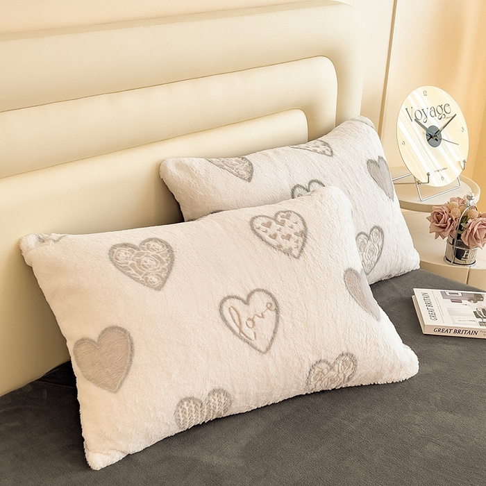 91家纺网 家纺一手货源 找家纺 摩妮卡 2025新款A类加厚兔毛雕花牛奶绒四件套 爱情爱心-灰