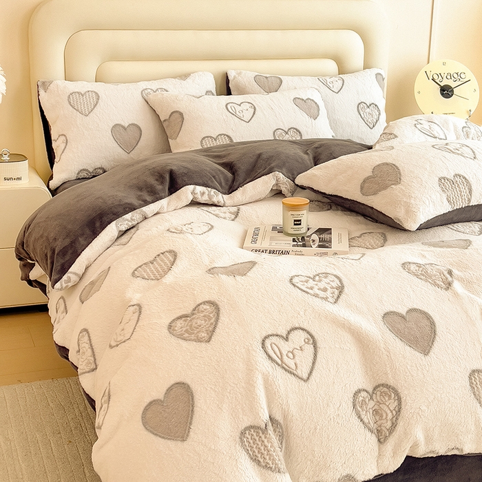 91家纺网 家纺一手货源 找家纺 摩妮卡 2025新款A类加厚兔毛雕花牛奶绒四件套 爱情爱心-灰