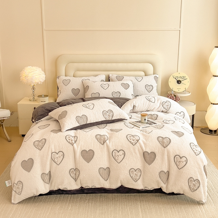 91家纺网 家纺一手货源 找家纺 摩妮卡 2025新款A类加厚兔毛雕花牛奶绒四件套 爱情爱心-灰