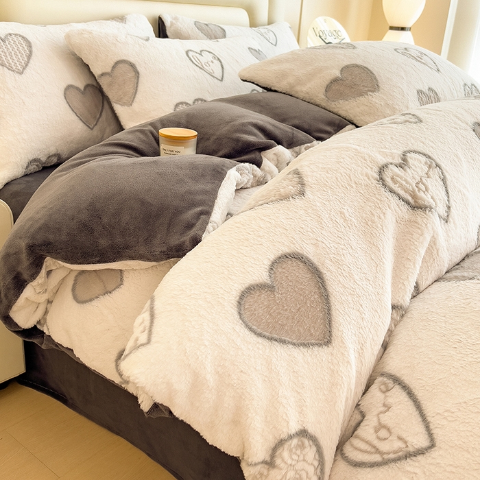 91家纺网 家纺一手货源 找家纺 摩妮卡 2025新款A类加厚兔毛雕花牛奶绒四件套 爱情爱心-灰