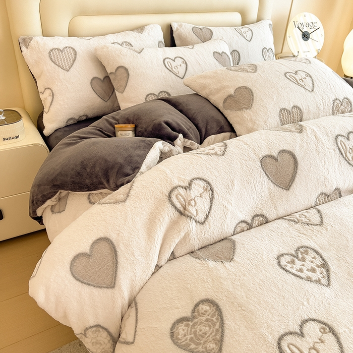 91家纺网 家纺一手货源 找家纺 摩妮卡 2025新款A类加厚兔毛雕花牛奶绒四件套 爱情爱心-灰