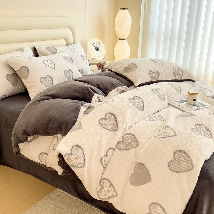 91家纺网 家纺一手货源 找家纺 摩妮卡 2025新款A类加厚兔毛雕花牛奶绒四件套 爱情爱心-灰