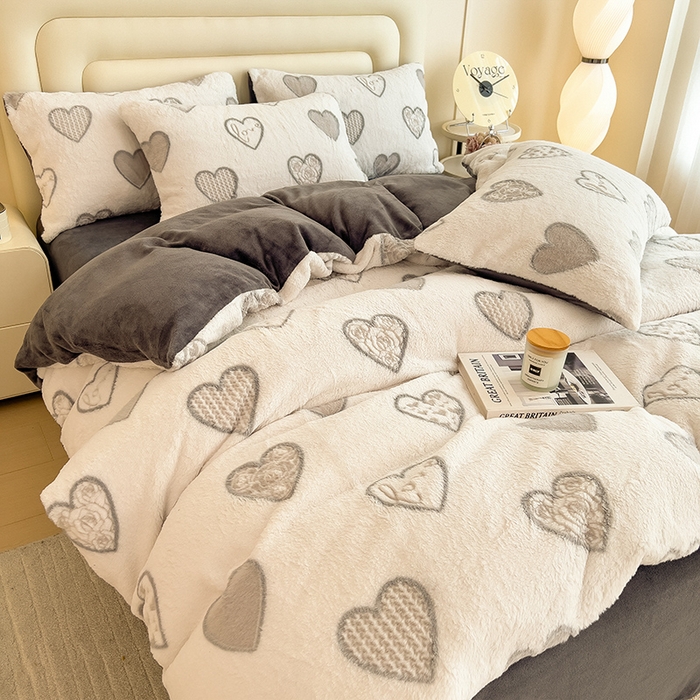 91家纺网 家纺一手货源 找家纺 摩妮卡 2025新款A类加厚兔毛雕花牛奶绒四件套 爱情爱心-灰