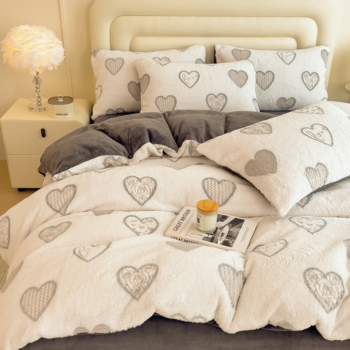 91家纺网 家纺一手货源 找家纺 摩妮卡 2025新款A类加厚兔毛雕花牛奶绒四件套 爱情爱心-灰