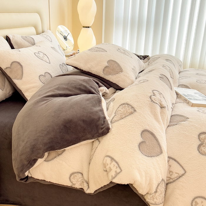 91家纺网 家纺一手货源 找家纺 摩妮卡 2025新款A类加厚兔毛雕花牛奶绒四件套 爱情爱心-灰