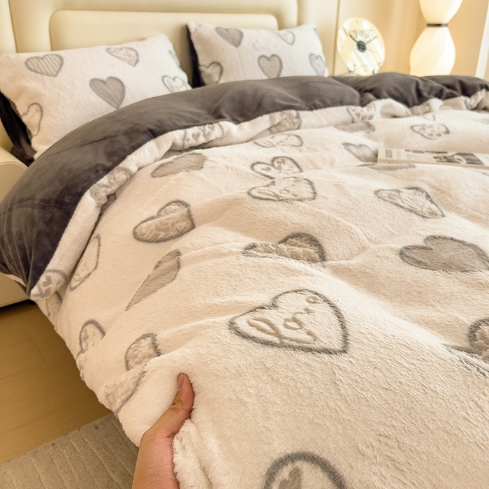 91家纺网 家纺一手货源 找家纺 摩妮卡 2025新款A类加厚兔毛雕花牛奶绒四件套 爱情爱心-灰