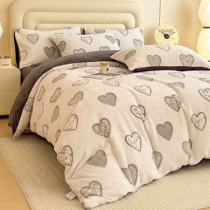 91家纺网 家纺一手货源 找家纺 摩妮卡 2025新款A类加厚兔毛雕花牛奶绒四件套 爱情爱心-灰