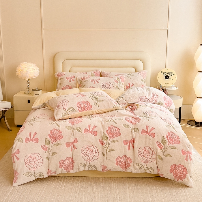 91家纺网 家纺一手货源 找家纺 摩妮卡 2025新款A类加厚兔毛雕花牛奶绒四件套 向阳花开-粉