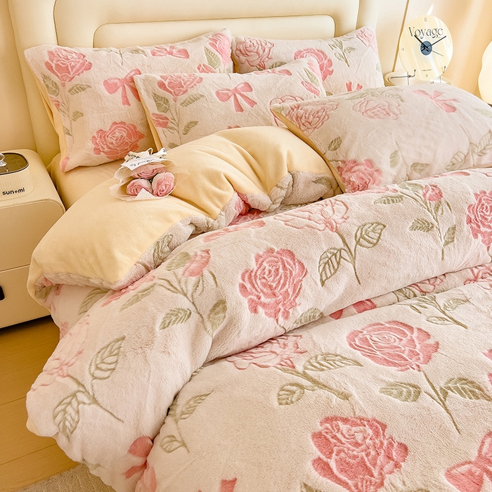 91家纺网 家纺一手货源 找家纺 摩妮卡 2025新款A类加厚兔毛雕花牛奶绒四件套 向阳花开-粉