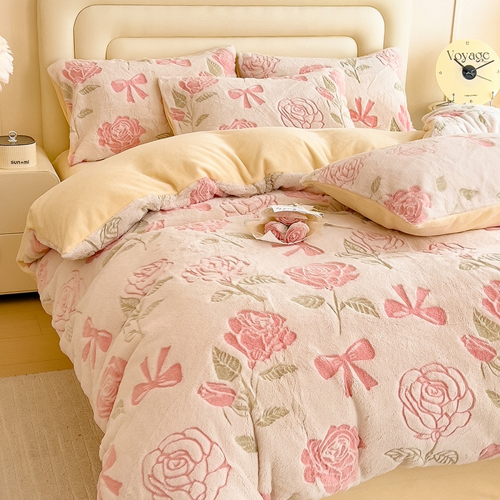 91家纺网 家纺一手货源 找家纺 摩妮卡 2025新款A类加厚兔毛雕花牛奶绒四件套 向阳花开-粉