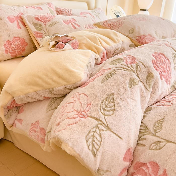 91家纺网 家纺一手货源 找家纺 摩妮卡 2025新款A类加厚兔毛雕花牛奶绒四件套 向阳花开-粉