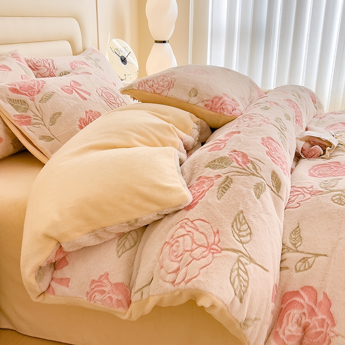 91家纺网 家纺一手货源 找家纺 摩妮卡 2025新款A类加厚兔毛雕花牛奶绒四件套 向阳花开-粉