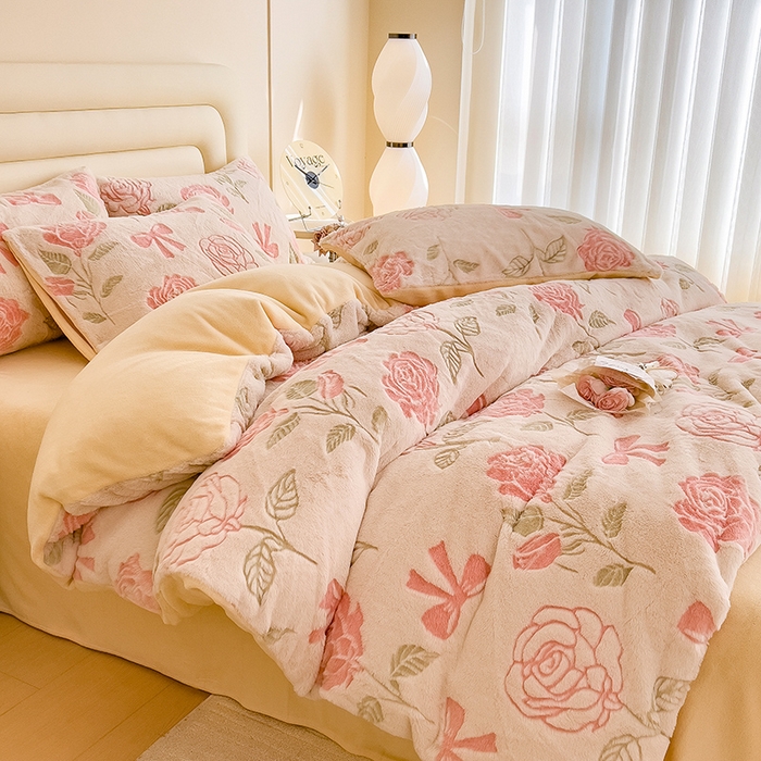 91家纺网 家纺一手货源 找家纺 摩妮卡 2025新款A类加厚兔毛雕花牛奶绒四件套 向阳花开-粉