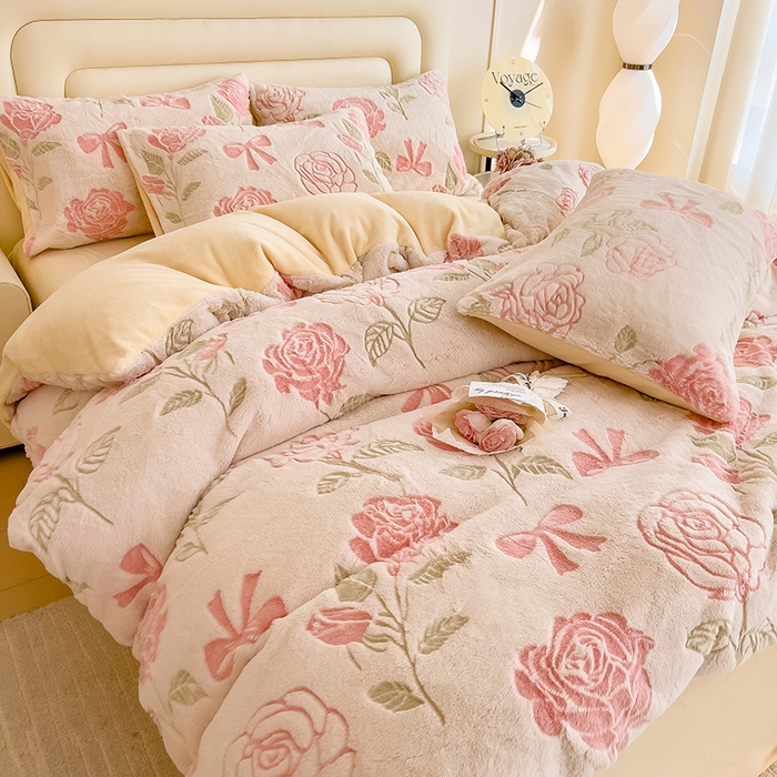 91家纺网 家纺一手货源 找家纺 摩妮卡 2025新款A类加厚兔毛雕花牛奶绒四件套 向阳花开-粉