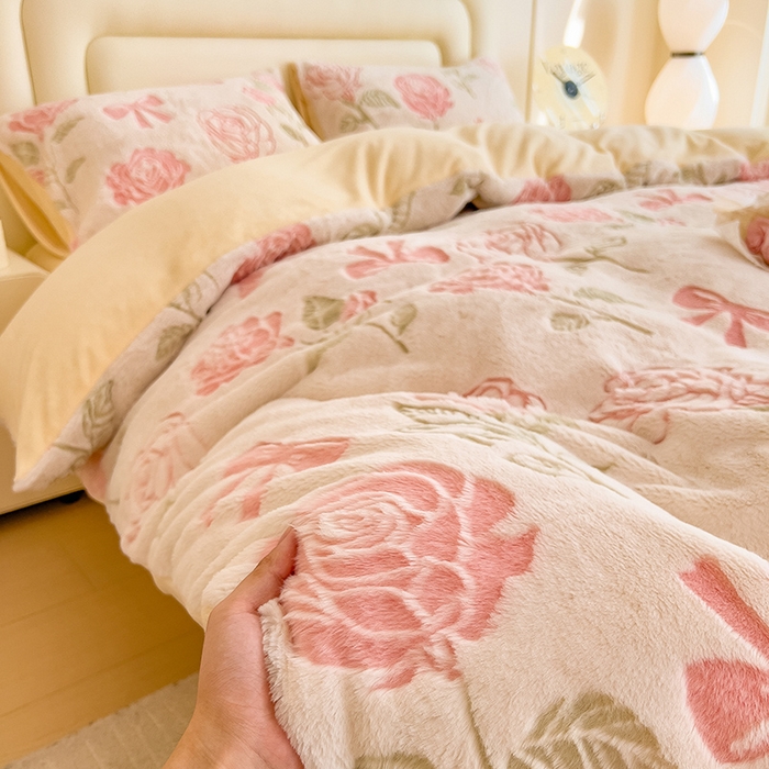 91家纺网 家纺一手货源 找家纺 摩妮卡 2025新款A类加厚兔毛雕花牛奶绒四件套 向阳花开-粉