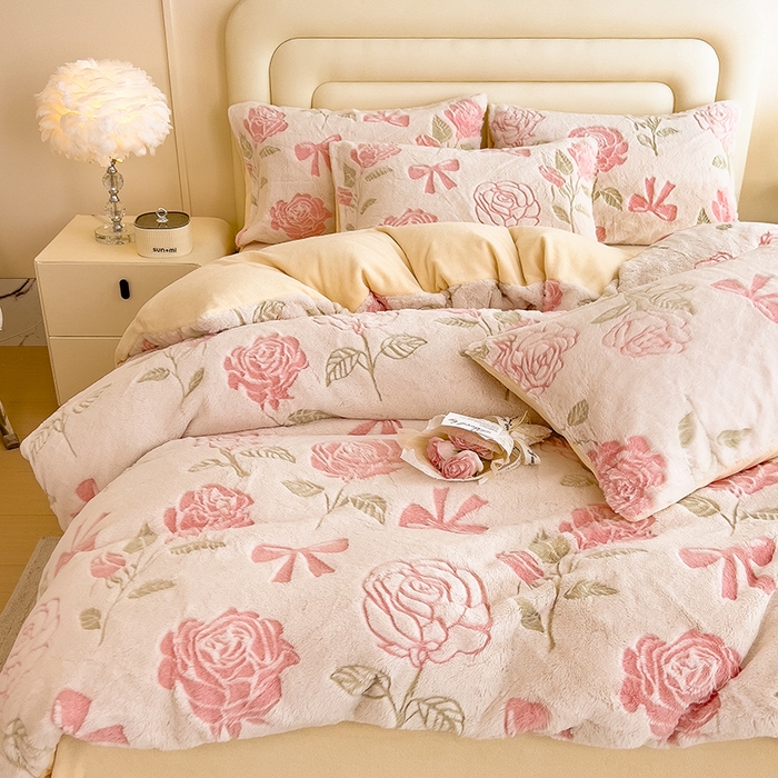 91家纺网 家纺一手货源 找家纺 摩妮卡 2025新款A类加厚兔毛雕花牛奶绒四件套 向阳花开-粉