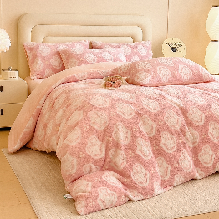 91家纺网 家纺一手货源 找家纺 摩妮卡 2025新款A类加厚兔毛雕花牛奶绒四件套 茶花-粉