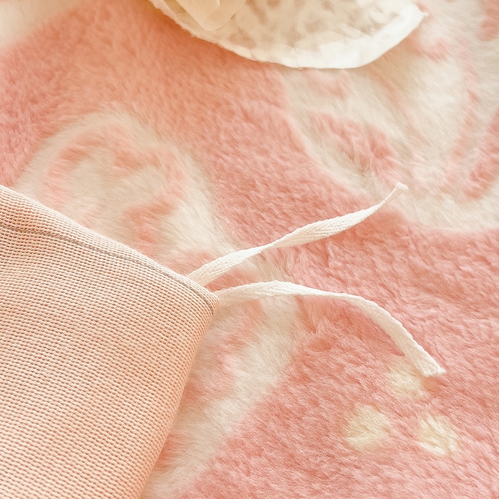 91家纺网 家纺一手货源 找家纺 摩妮卡 2025新款A类加厚兔毛雕花牛奶绒四件套 茶花-粉