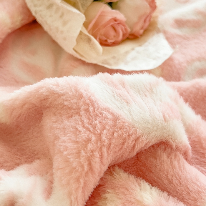 91家纺网 家纺一手货源 找家纺 摩妮卡 2025新款A类加厚兔毛雕花牛奶绒四件套 茶花-粉