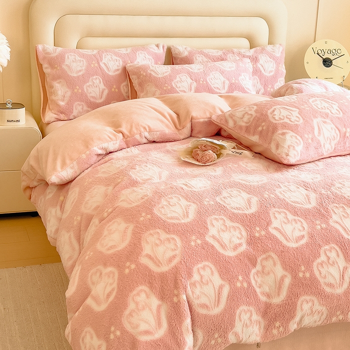 91家纺网 家纺一手货源 找家纺 摩妮卡 2025新款A类加厚兔毛雕花牛奶绒四件套 茶花-粉