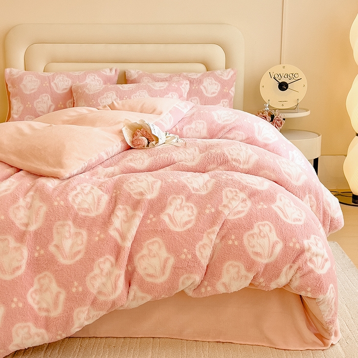 91家纺网 家纺一手货源 找家纺 摩妮卡 2025新款A类加厚兔毛雕花牛奶绒四件套 茶花-粉