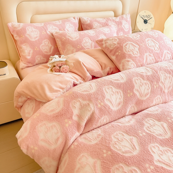 91家纺网 家纺一手货源 找家纺 摩妮卡 2025新款A类加厚兔毛雕花牛奶绒四件套 茶花-粉