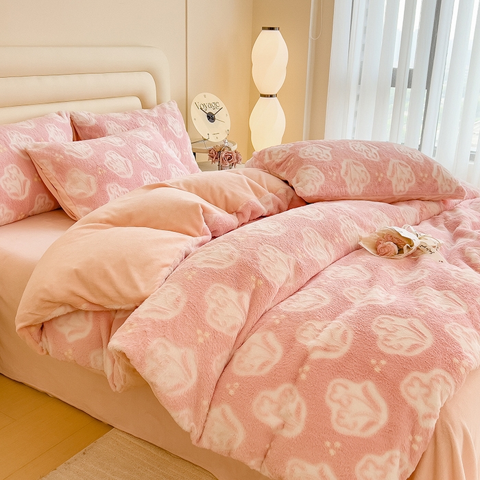91家纺网 家纺一手货源 找家纺 摩妮卡 2025新款A类加厚兔毛雕花牛奶绒四件套 茶花-粉