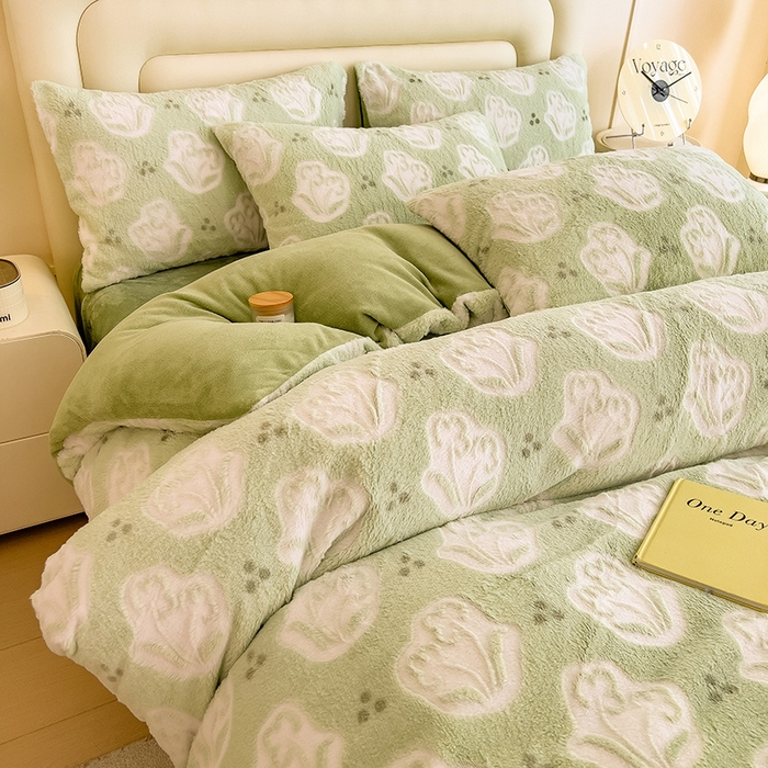 91家纺网 家纺一手货源 找家纺 摩妮卡 2025新款A类加厚兔毛雕花牛奶绒四件套 茶花-绿