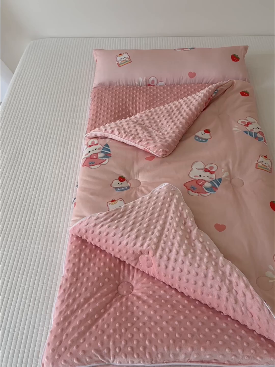 91家纺网 家纺一手货源 找家纺 嗨生活 2025秋冬加厚儿童睡袋全棉+豆豆绒一体防踢被儿童睡袋 萌小兔