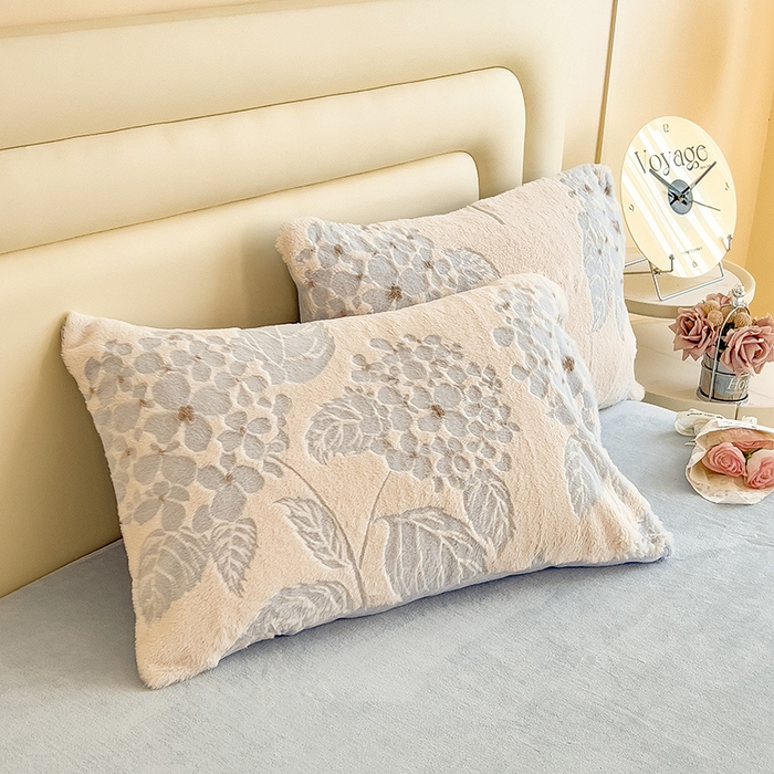 91家纺网 家纺一手货源 找家纺 摩妮卡 2025新款A类加厚兔毛雕花牛奶绒四件套 繁花-浅蓝